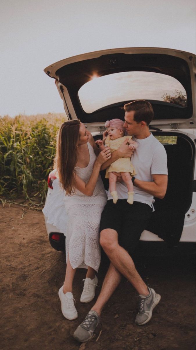 Família feliz com carro - realizando sonhos